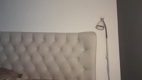 Jennie and Sophia online show from 10/28/25, 06:32