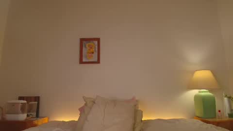 Snapshot of jsmine_ chatting on 02/18/25, 09:20 Jsmine and sometimes Beaulooks online show from 02/18/25, 09:20