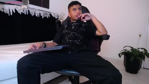 juancamilo66_ online show from 12/29/24, 05:31