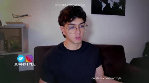Snapshot of juancamroom chatting on 09/13/25, 02:33 . online show from 09/13/25, 02:33