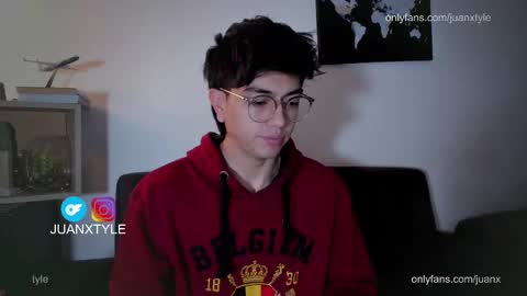 Snapshot of juancamroom chatting on 09/15/25, 02:28 . online show from 09/15/25, 02:28