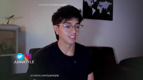 Snapshot of juancamroom chatting on 09/25/25, 06:33 . online show from 09/25/25, 06:33