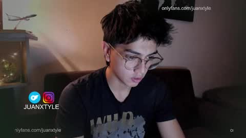 Snapshot of juancamroom chatting on 10/10/25, 03:27 . online show from 10/10/25, 03:27