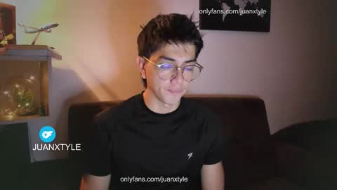 Snapshot of juancamroom chatting on 10/14/25, 12:33 . online show from 10/14/25, 12:33