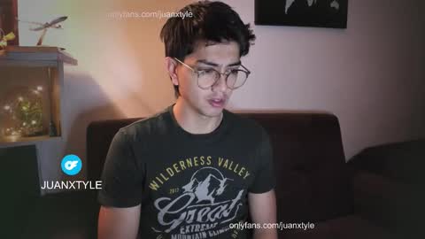 Snapshot of juancamroom chatting on 10/15/25, 04:18 . online show from 10/15/25, 04:18