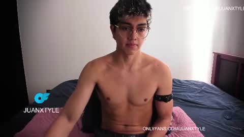 Snapshot of juancamroom chatting on 06/22/26, 02:14 . online show from 06/22/26, 02:14