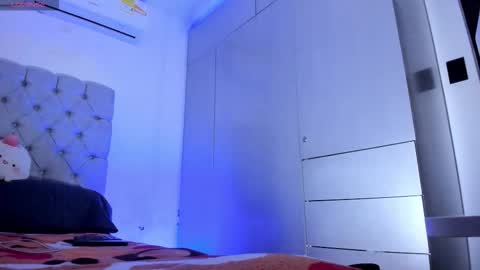 independent model online show from 10/16/25, 04:46