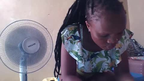 juice_petite3 online show from 02/21/25, 01:00