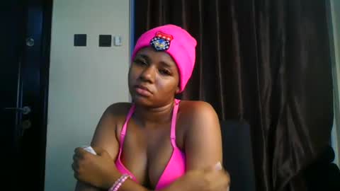 Snapshot of juicy_pussy1122 chatting on 01/22/25, 06:10 Emily online show from 01/22/25, 06:10