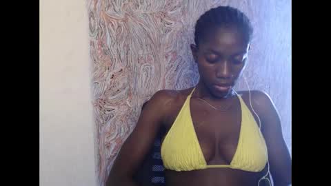 Snapshot of juicyberryx chatting on 02/21/25, 11:55 queen online show from 02/21/25, 11:55