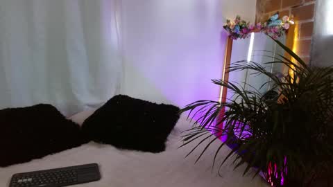 Snapshot of jules_n_gia chatting on 01/06/25, 04:44 Jules and Gia online show from 01/06/25, 04:44