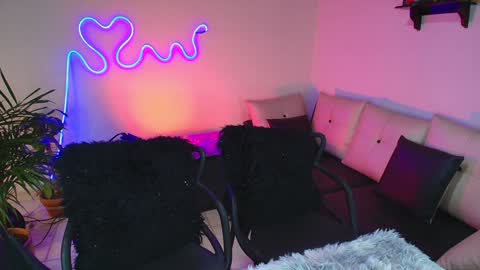 Snapshot of jules_n_gia chatting on 01/28/25, 02:31 Jules and Gia online show from 01/28/25, 02:31