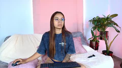 Snapshot of jules_n_gia chatting on 09/17/25, 03:14 Jules and Gia online show from 09/17/25, 03:14