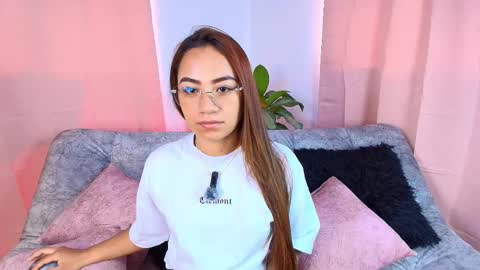 Snapshot of jules_n_gia chatting on 10/17/25, 03:47 Jules and Gia online show from 10/17/25, 03:47