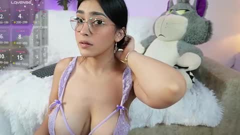 Snapshot of julesbennet chatting on 03/11/25, 12:00 Jules Bennett online show from 03/11/25, 12:00