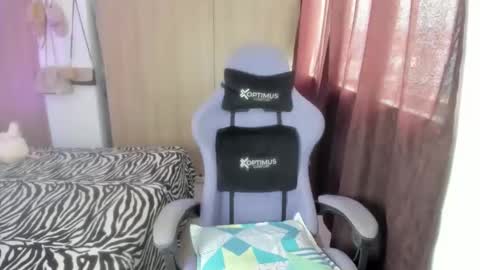 juli_santos_22 online show from 04/18/26, 09:26