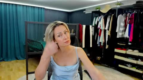 Snapshot of julia__cherry_ chatting on 05/09/26, 02:33 julia__cherry_ online show from 05/09/26, 02:33