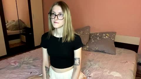 julia_charm online show from 05/18/26, 04:13