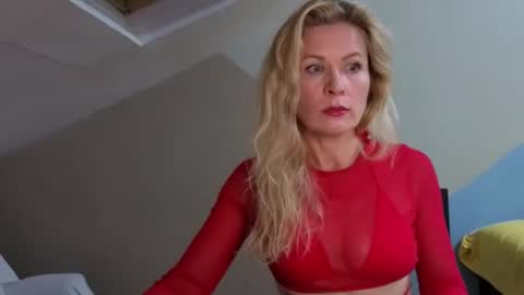 julia_giulia online show from 10/25/25, 04:57