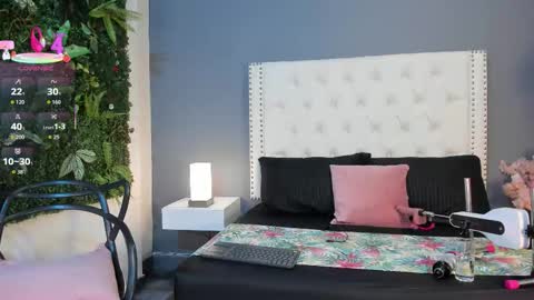 J U L IA   M A R T I N E Z online show from 11/28/25, 11:35