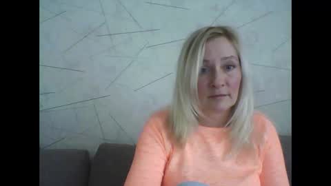 Julia mee online show from 11/18/25, 07:57