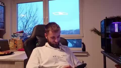 julia_official online show from 01/14/26, 03:28