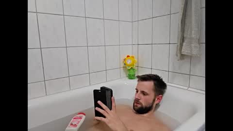 julia_official online show from 02/02/26, 09:35