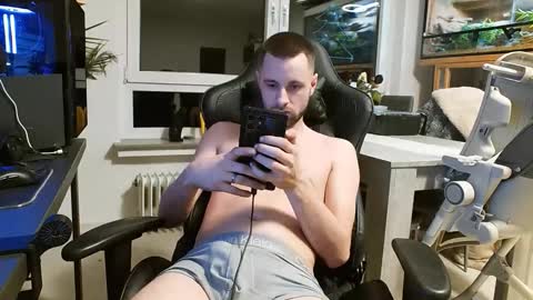 julia_official online show from 02/20/26, 09:04