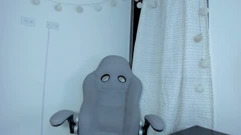 julia_strauns online show from 03/12/25, 05:35