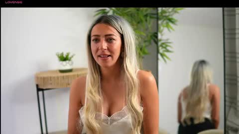 Julia online show from 04/17/26, 06:22