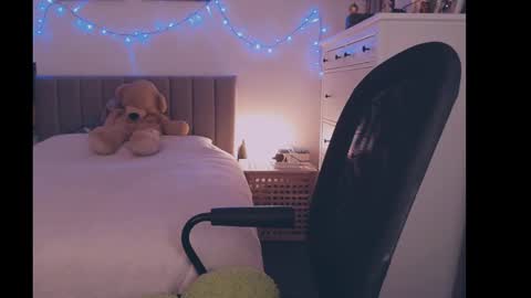 julialiones online show from 12/24/24, 07:22