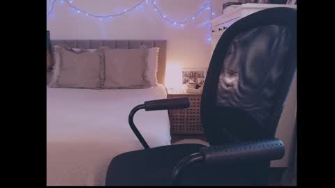 julialiones online show from 10/05/25, 09:18