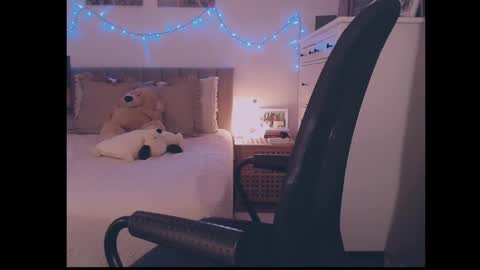 julialiones online show from 11/30/25, 04:33