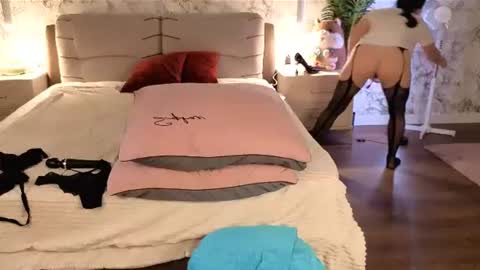 juliamillss online show from 06/30/26, 12:11