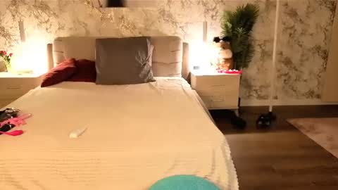 juliamillss online show from 07/04/26, 06:47