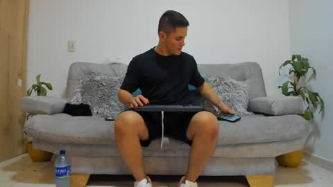 Snapshot of julian_wallace chatting on 12/04/24, 03:59 julian_wallace online show from 12/04/24, 03:59