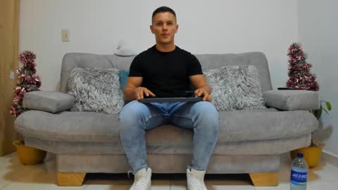 Snapshot of julian_wallace chatting on 12/19/24, 02:23 julian_wallace online show from 12/19/24, 02:23