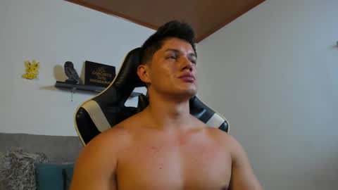 Snapshot of julian_wallace chatting on 10/22/25, 05:02 julian_wallace online show from 10/22/25, 05:02