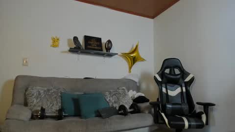 Snapshot of julian_wallace chatting on 10/29/25, 03:47 julian_wallace online show from 10/29/25, 03:47