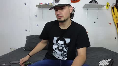 Snapshot of julian_whitee654 chatting on 01/03/25, 03:22 julian_whitee654 online show from 01/03/25, 03:22