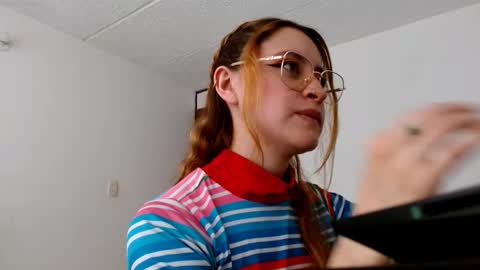 Snapshot of julie_autmn_ chatting on 03/03/26, 06:03 yules online show from 03/03/26, 06:03