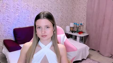 Snapshot of julie_flores chatting on 12/05/24, 02:33 Julie online show from 12/05/24, 02:33