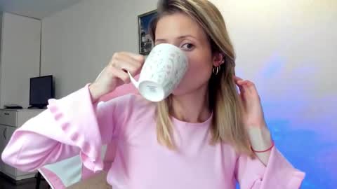 Snapshot of julie_flores chatting on 09/22/25, 04:42 Julie online show from 09/22/25, 04:42