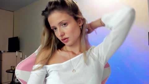 Snapshot of julie_flores chatting on 09/26/25, 05:28 Julie online show from 09/26/25, 05:28