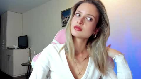 Snapshot of julie_flores chatting on 10/02/25, 03:19 Julie online show from 10/02/25, 03:19