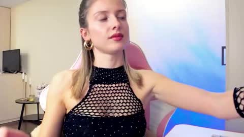 Snapshot of julie_flores chatting on 10/07/25, 04:48 Julie online show from 10/07/25, 04:48