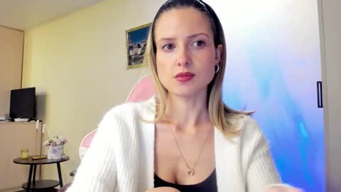 Snapshot of julie_flores chatting on 10/19/25, 04:51 Julie online show from 10/19/25, 04:51