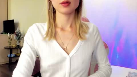 Snapshot of julie_flores chatting on 11/05/25, 04:40 Julie online show from 11/05/25, 04:40