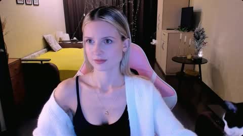 Snapshot of julie_flores chatting on 11/06/25, 03:35 Julie online show from 11/06/25, 03:35