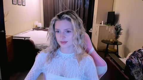 Snapshot of julie_flores chatting on 11/08/25, 03:18 Julie online show from 11/08/25, 03:18